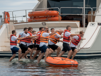 Wie trainiere ich man‑overboard‑rettung mit kleiner crew: realistische drills, timing und rollenverteilung