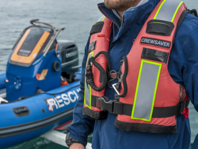 Welche Rettungsweste passt wirklich? Praxistest: Crewsaver vs. Spinlock auf Langfahrt
