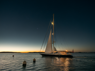 Nachts navigieren ohne GPS oder AIS: peilungen, sichtzeichen und kursführung bei ausfall elektronischer hilfen